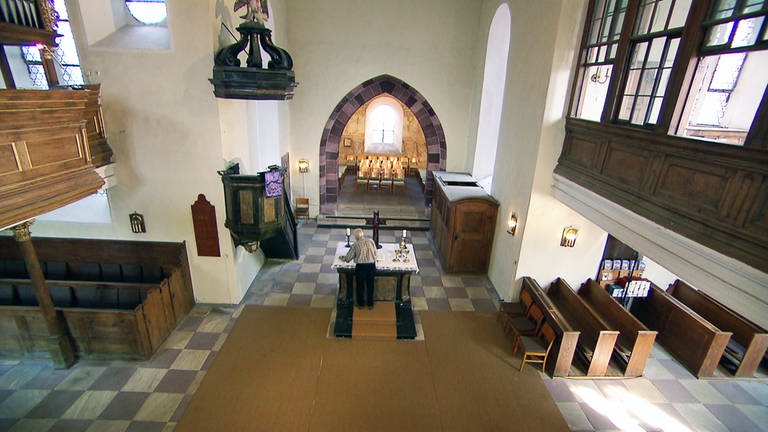 Der Küster in der Kirche in Mühlheim (Foto: SWR)
