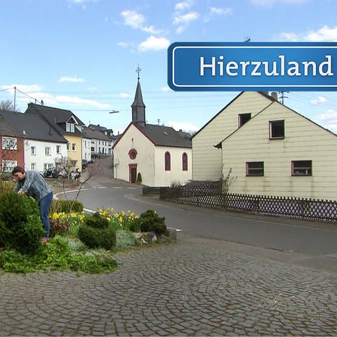 Herl - Das Hierzuland-Schild für die Hauptstraße von Herl (Foto: SWR)