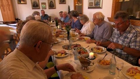 Regelmäßig treffen sich die Senioren von Zilshausen zum gemeinsamen Mittagsmahl im Gasthaus (Foto: SWR, SWR -)