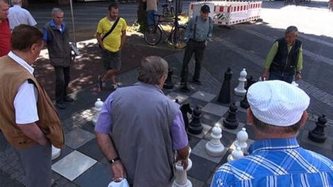Maenner spielen Schach (Foto: SWR, SWR -)