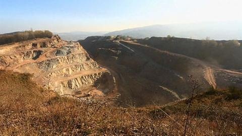 Steile Schluchten des riesigen Steinbruchbetriebs (Foto: SWR, SWR -)