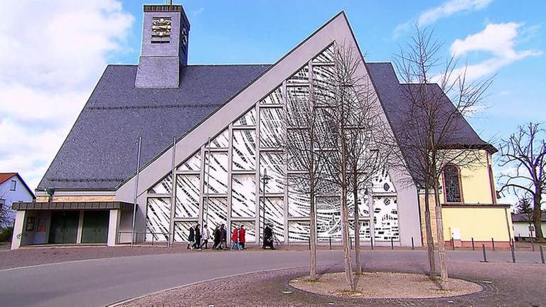 Die katholische Kirche mit ihrem zeltförmigen Kirchendach (Foto: SWR, SWR -)