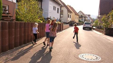 Kinder gehen über eine Straße in Silz. (Foto: SWR, SWR -)