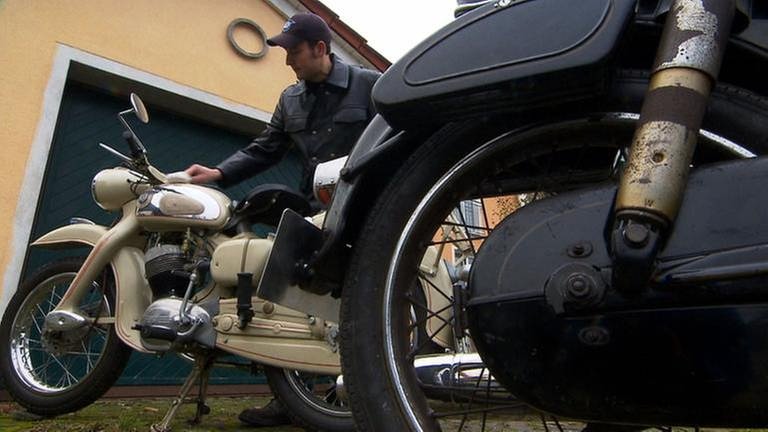 Ein Mann putzt sein altes Motorrad. (Foto: SWR, SWR -)