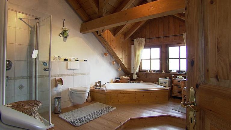 Badezimmer mit viel Holz (Foto: SWR, SWR -)