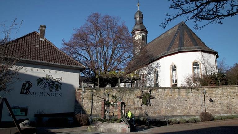 Evangelische Kirche und Dorfplatz in Böchingen (Foto: SWR, SWR -)
