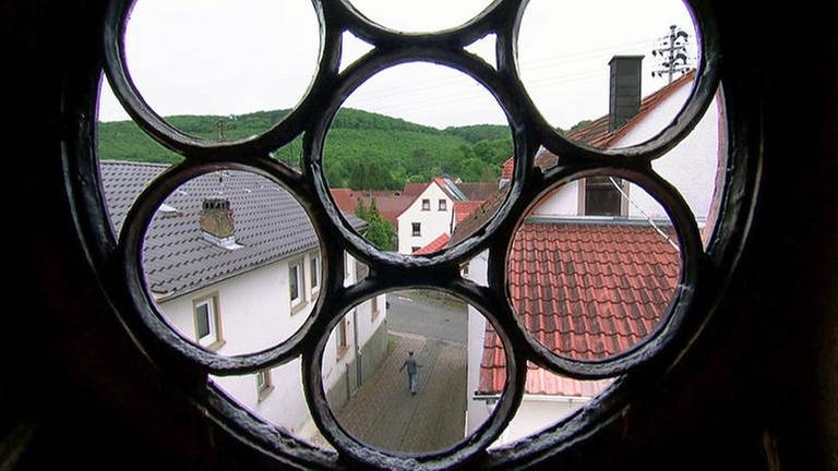 Würzweiler Blick durch's Kirchenfenster (Foto: SWR, SWR -)