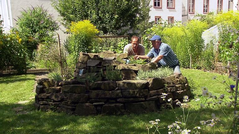 Männer bei der Gartenarbeit (Foto: SWR, SWR -)