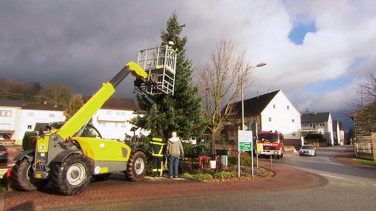 Feuerwehr schmückt Weihnachtsbaum (Foto: SWR, SWR -)