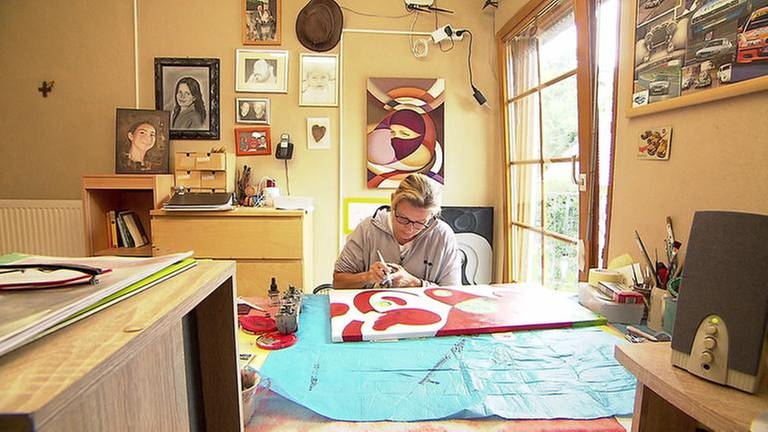 Künstlerin in ihrem Atelier (Foto: SWR, SWR -)