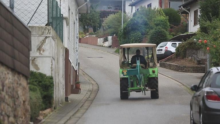Traktor auf der Straße (Foto: SWR, SWR -)