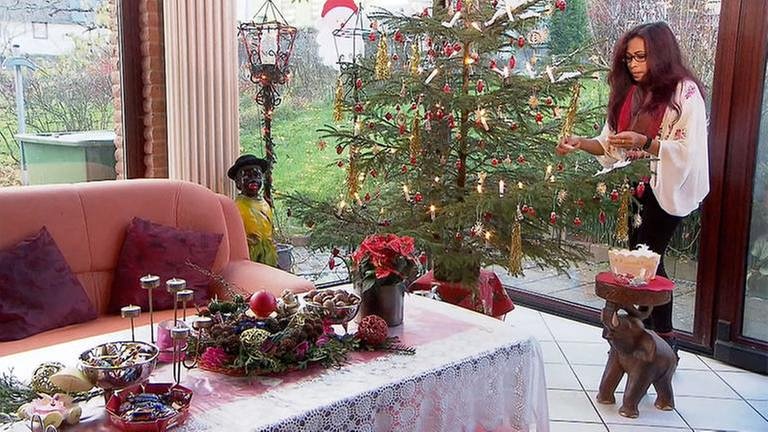 Elisabeth Pauly schmückt einen Weihnachtsbaum (Foto: SWR, SWR -)
