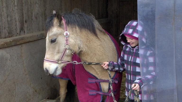 Kind mit Pony (Foto: SWR, SWR -)