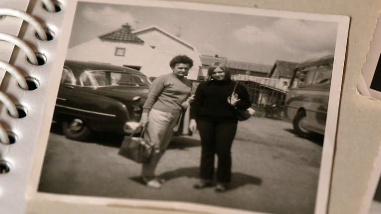 Die junge Hanne Hippe mit ihrer Mutter auf einem Foto (Foto: SWR)