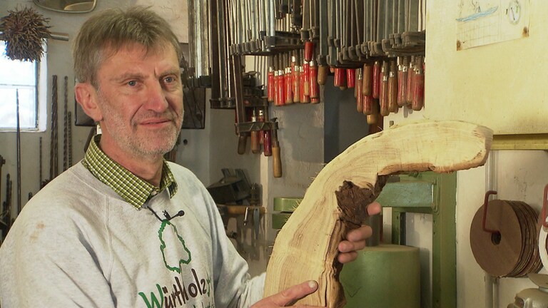 Erwin Würth bei der Arbeit mit Holz. (Foto: SWR)