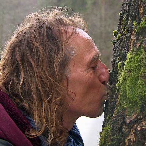 Achim Schnorrenberger küsst einen Baum (Foto: SWR)