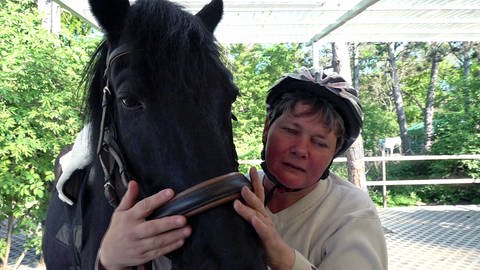Die blinde Dunja Reiter-Mohr und ihr Pferd. (Foto: SWR)