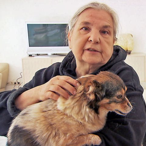 Liane Olert mit Hund auf dem Arm (Foto: SWR)