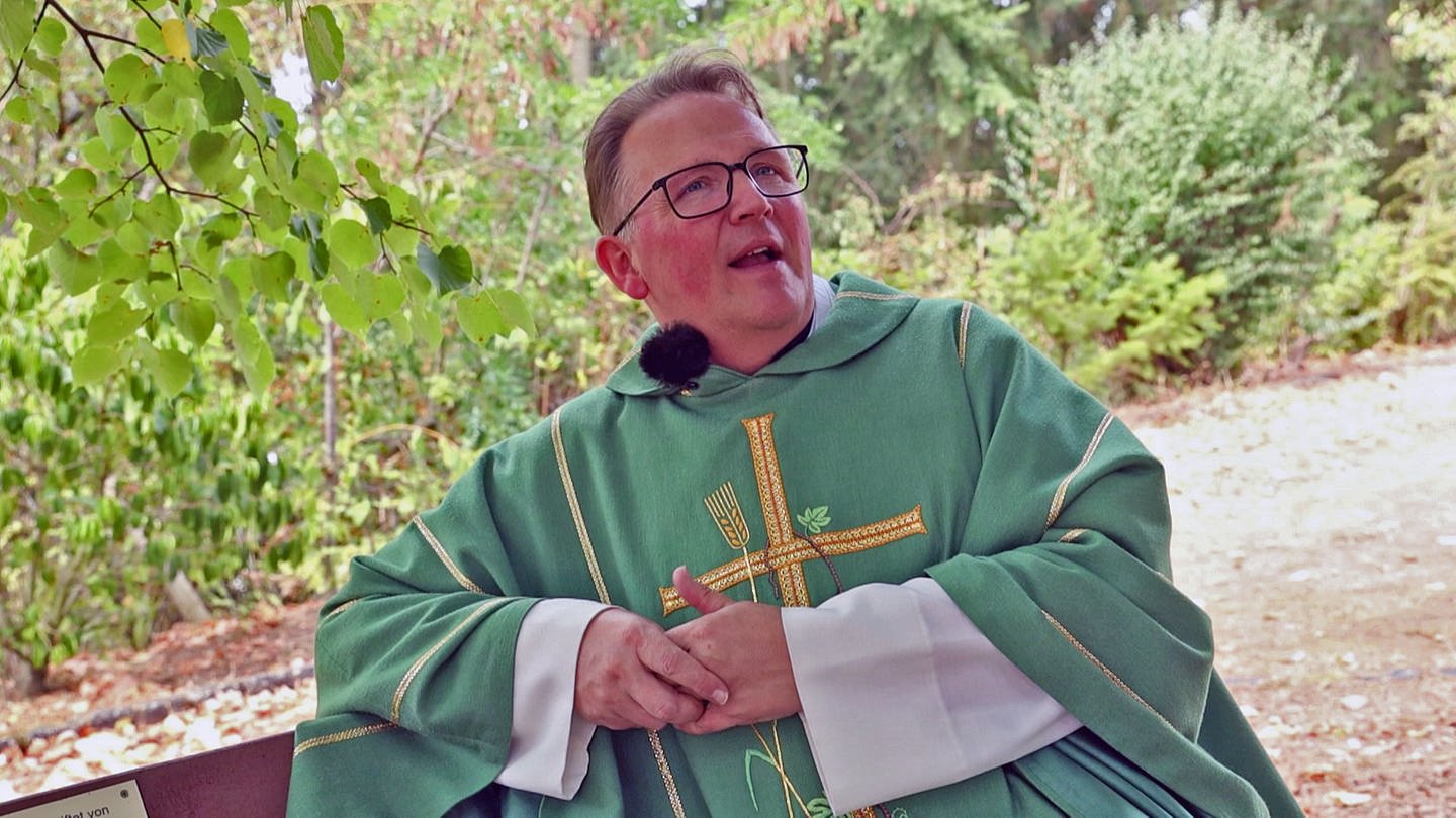 Pfarrer Bernd Schneider im grünen Talar