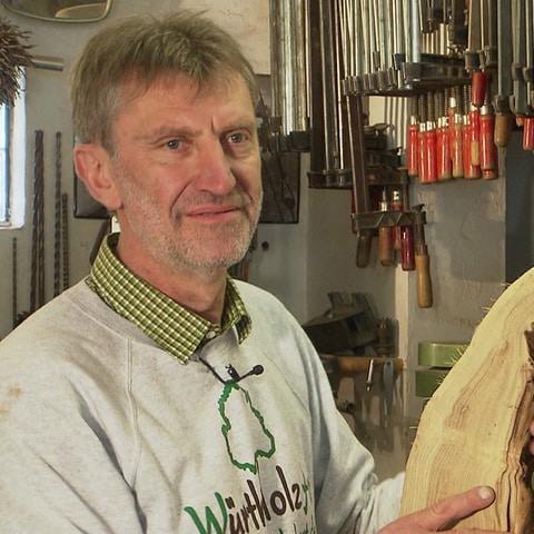 Erwin Würth bei der Arbeit mit Holz. (Foto: SWR)