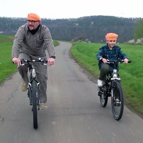 Uli Wenzel und sein Sohn tragen auch beim Radeln Turban. (Foto: SWR)