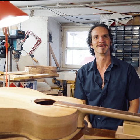 Gitarrenbauer Andreas Dengel in seiner Werkstatt (Foto: SWR)