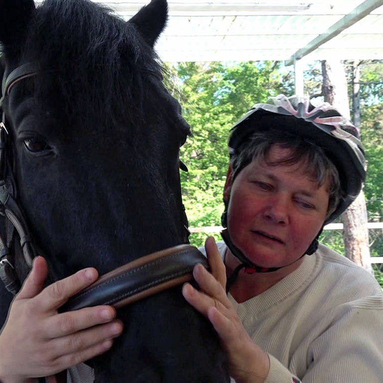 Die blinde Dunja Reiter-Mohr und ihr Pferd.