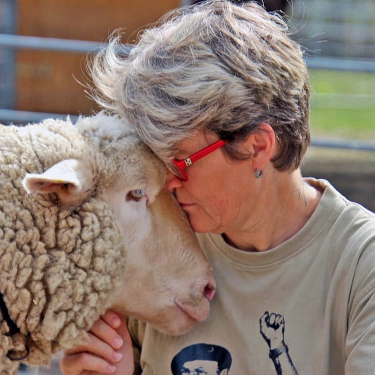 Tierschützerin Sabine Luppert mit einem geretteten Schaf.