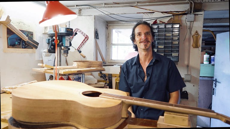 Gitarrenbauer Andreas Dengel in seiner Werkstatt