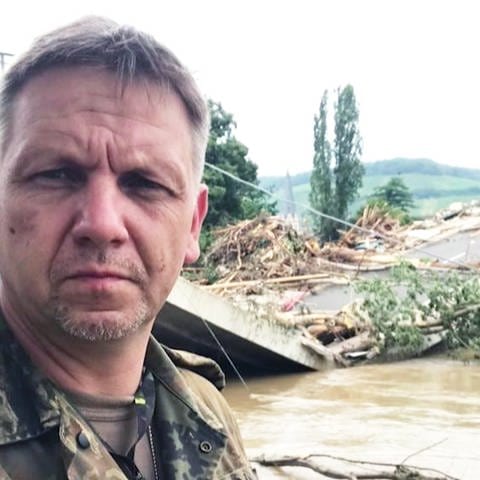 Soldat Sascha Uvira macht Selfie im Einsatz (Foto: SWR)