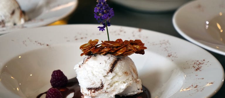 Stracciatellaeis auf Lavendelschokolade mit Sommerbeeren und Krokant (Foto: SWR)