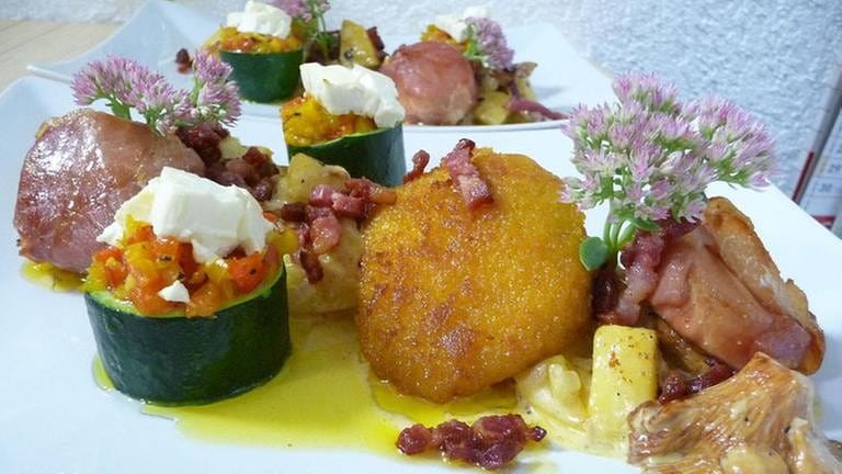 Rezept aus Plein kocht: Schnitzel mit Pfifferling-Kartoffelragout, gefüllten Zucchinikörbchen und Serranopralinen