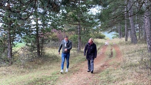 Holger Wienpahl wandert mit Naturpädagogin Anja Bayer (Foto: SWR)