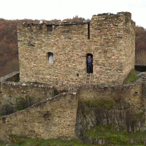 Die gesuchte Burg zählt flächenmäßig zu den größten Burganlagen im Hunsrück. (Foto: SWR)