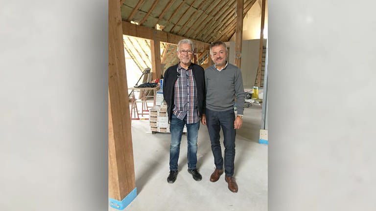 Heinz-Peter Lemmer und Norbert Arnoldy aus Temmels restaurieren das Temmelser Schloß  (Foto: SWR)