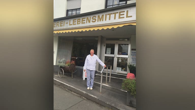 Bäcker Eduard Baasch vor seinem Lebensmittelgeschäft in Wiltingen (Foto: SWR)