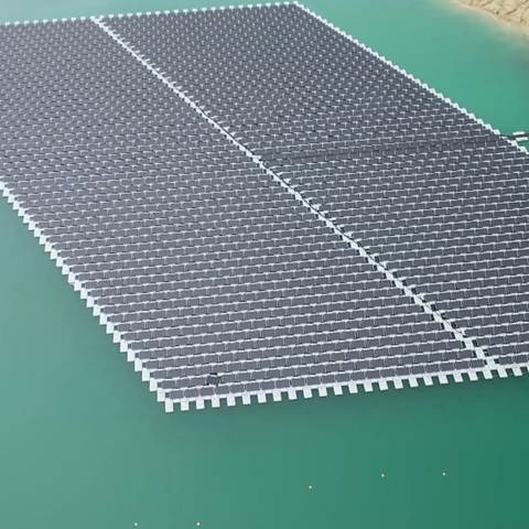 Photovoltaik auf einem Baggersee (Foto: SWR)