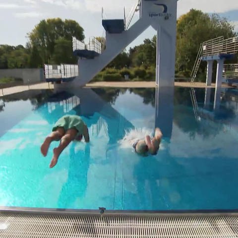 Markus Bundt und Bademeister hüpfen ins Wasser (Foto: SWR)
