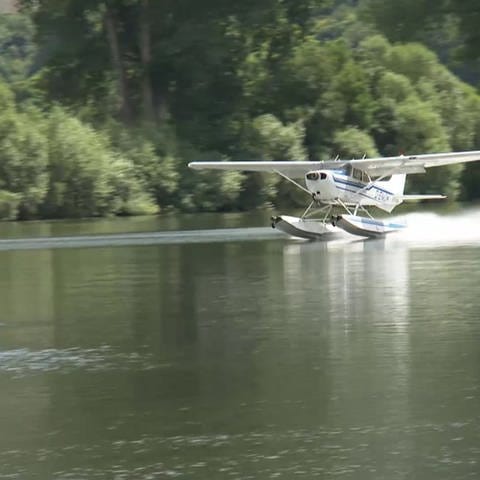 Wasserflugzeug landet