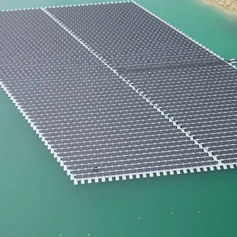Photovoltaik auf einem Baggersee