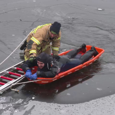 Rettungsübung auf zugefrorenem See