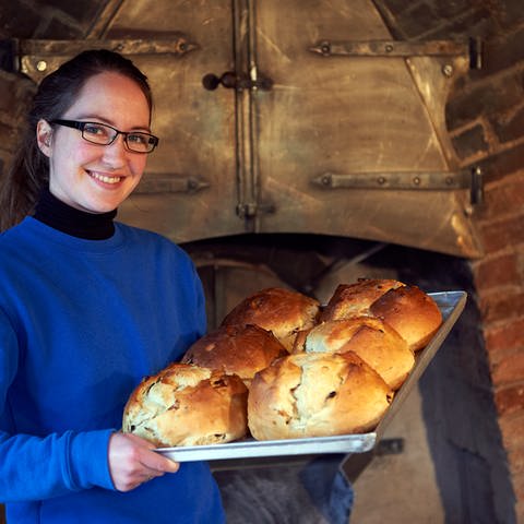 Frau präsentiert traditionelle Brot-Spezialitäten (Foto: SWR, WDR/Melanie Grande)
