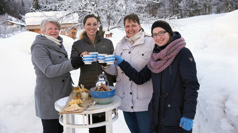 Vier Frauen mit Tassen im Bayern-Dekor in Winterlandschaft (Foto: SWR, WDR/Melanie Grande)