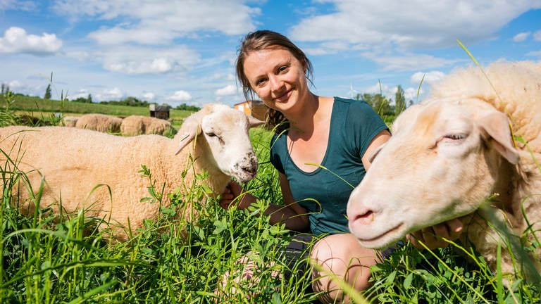 Melanie Seeber mit ihren Schafen (Foto: SWR)