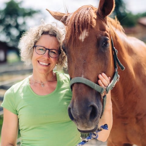 Maria Neher aus Oberschwaben mit ihrem Pferd bei den neuen Folgen "Lecker aufs Land" der 14. Staffel.  (Foto: SWR)