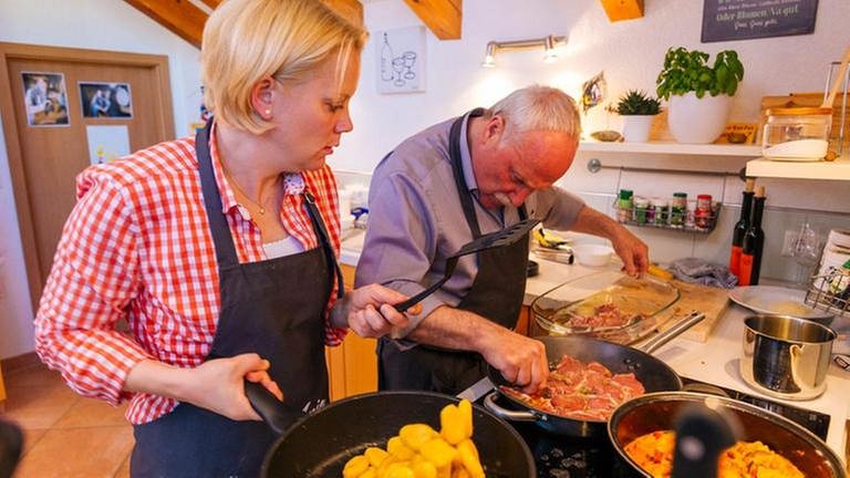 SWR Landfrau Anja Kurz mit  Vater Gerhard Friz beim kochen (Foto: SWR, SWR/Megaherz - Andreas Maluche)
