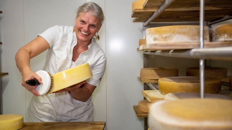 Landfrau Agnes Jaud bei der Käseherstellung. (Foto: SWR)