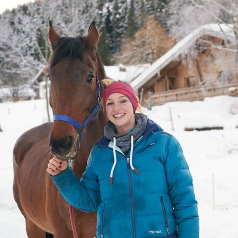 Landfrau mit Pferd vor verschneitem Hof (Foto: SWR, WDR/Melanie Grande)