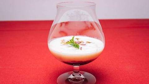 Naturjoghurt mit Streusel  und Rhabarber im Glas (Foto: SWR, SWR/Megaherz - Andreas Maluche)