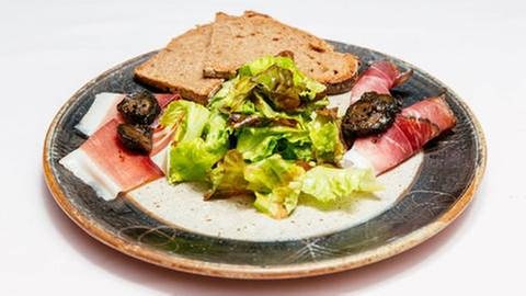 Schwarzwälder Schinkenspeck, Blattsalat, schwarze Walnüsse und Sauerteig-Brot (Foto: SWR, SWR/Megaherz - Andreas Maluche)